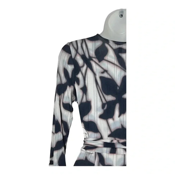 1298. BCBG MAXAZRIA WRAP DRESS WITH TIE SIZE XSMALL‎ UNIQUE PATTERN PLUNGE NECK - Picture 7 of 9